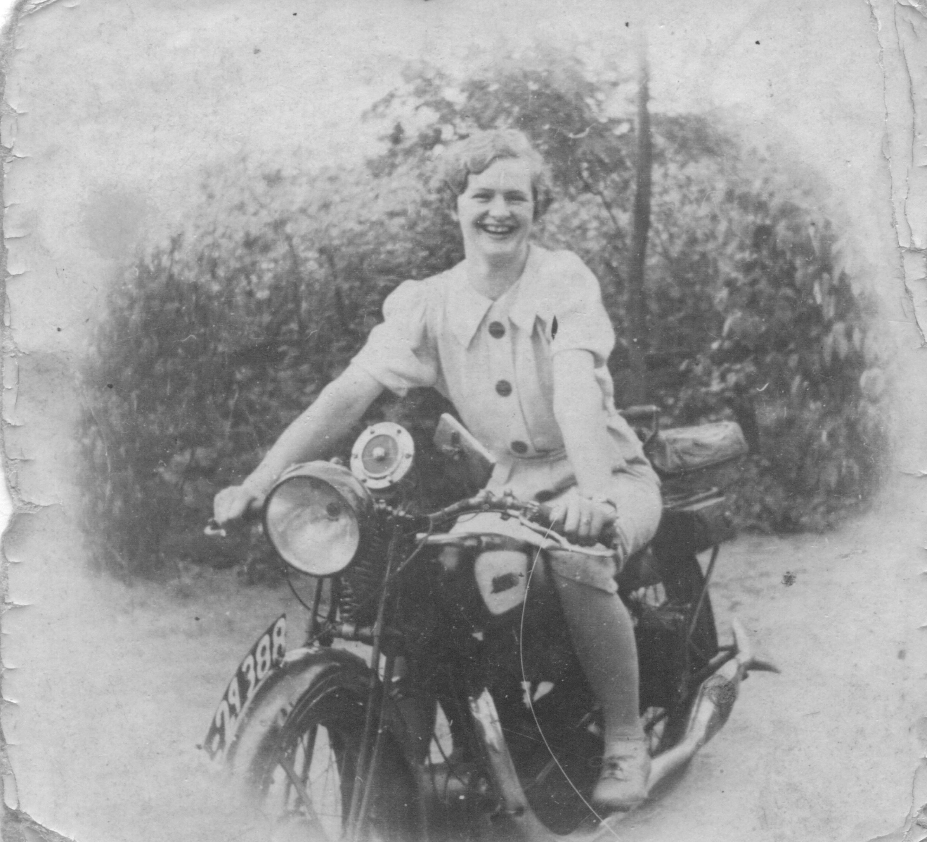 Klik voor foto in apart venster adriana__sjaan__van_den_broek_1913.jpg