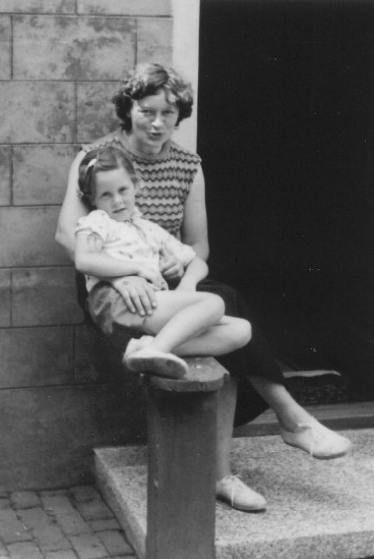 Klik voor foto in apart venster anja_kooij_op_terschelling_bij_haar_tante_kit__met_heimwee._ca_6_jaar.jpg