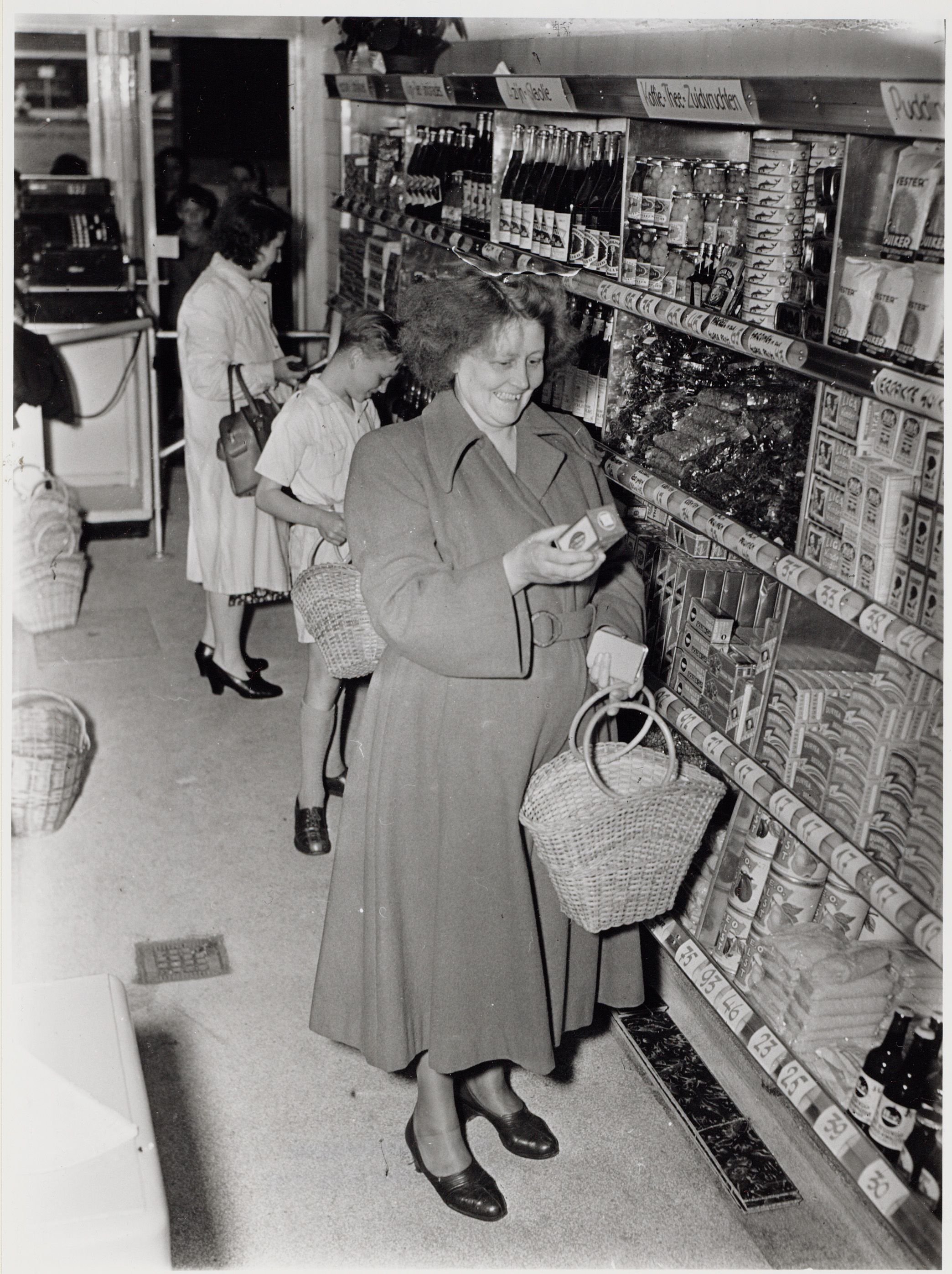 dirk_van_den_broek_mercatorplein_1950_zelfbedienig.jpg