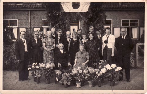 gerrit_burgwal_90_jaar_in_1946_3de_van_links_albert_van_den_broek__7de_v_links_catharina_de_ruig__zus_van_johanna_van_den_broek_de_ruig_.jpg