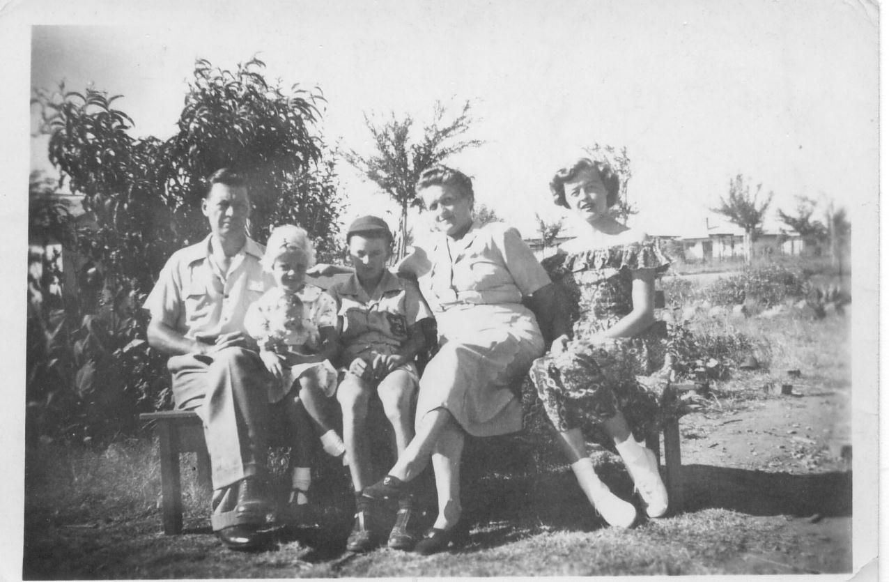 Klik voor foto in apart venster gerrit_en_sien_van_den_broek_pley_met_annie__gerda_en_andries.jpg