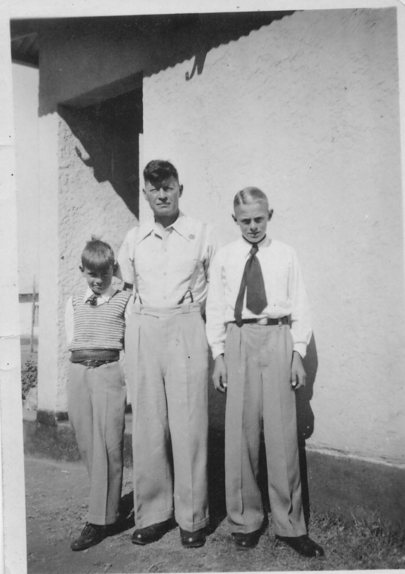 Klik voor foto in apart venster gerrit_van_den_broek_in_1954_met_zonen_wim_en_andries.jpg