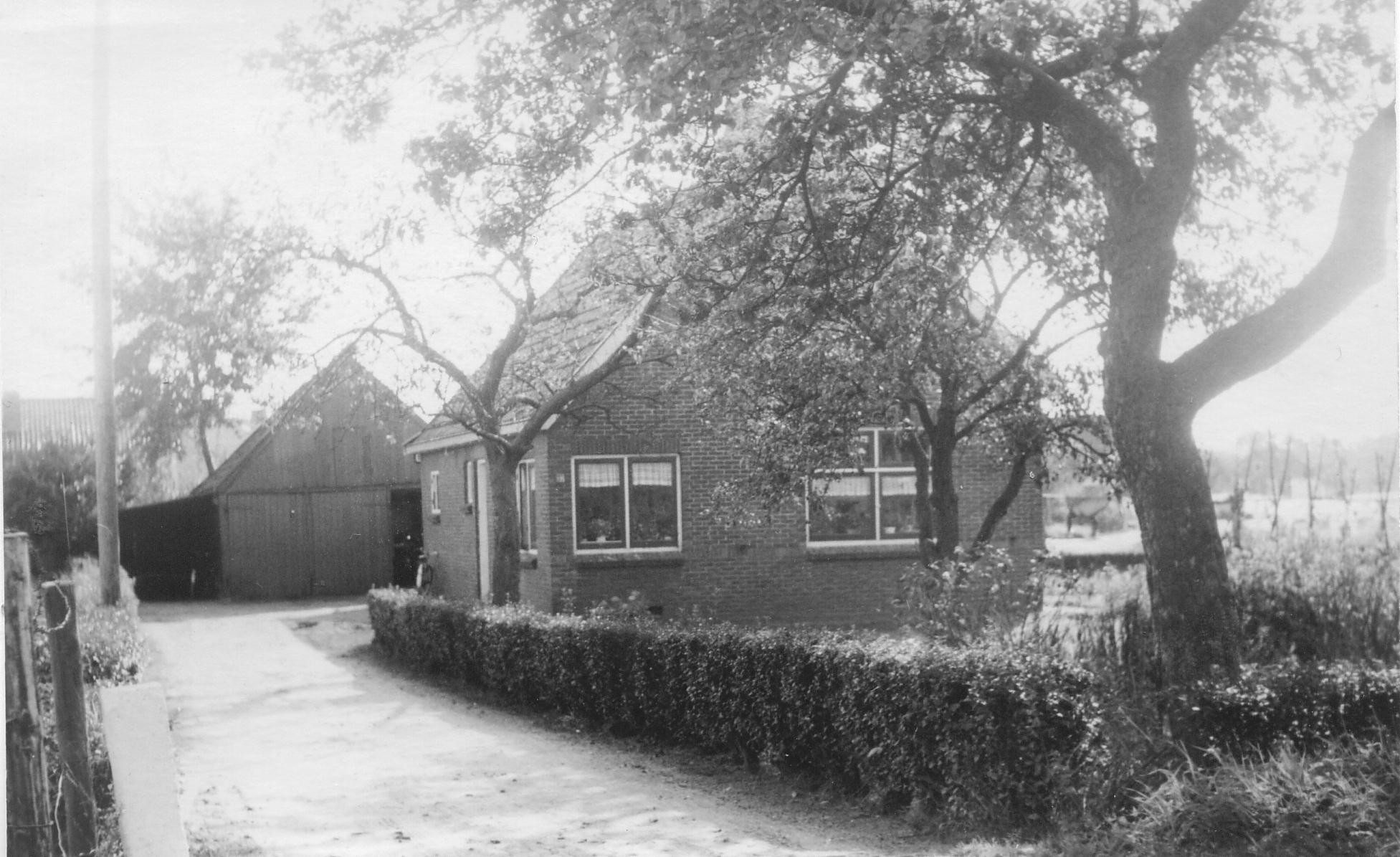 Klik voor foto in apart venster huis_familie_van_der_wardt_van_den_broek_met_fietsenstalling.jpg