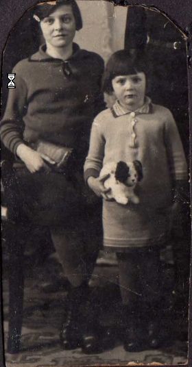 Klik voor foto in apart venster johanna__janny__van_den_broek__1919__12_jaar_en_zusje_rie__3_jaar.jpg