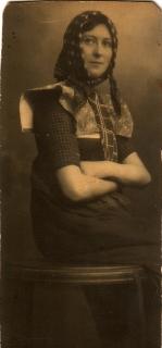 Klik voor foto in apart venster johanna_van_den_broek_11_nov_1908_soest__in_bunschoter_klederdracht.jpg