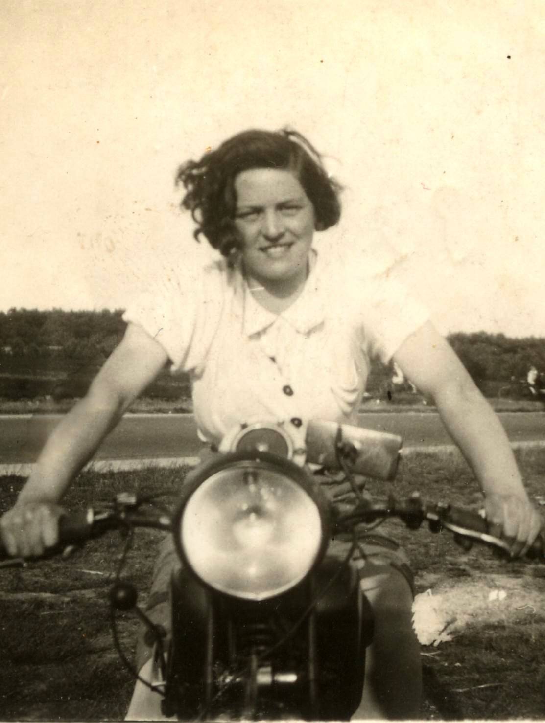 Klik voor foto in apart venster johanna_van_den_broek_1919_hier_17_jaar.jpg