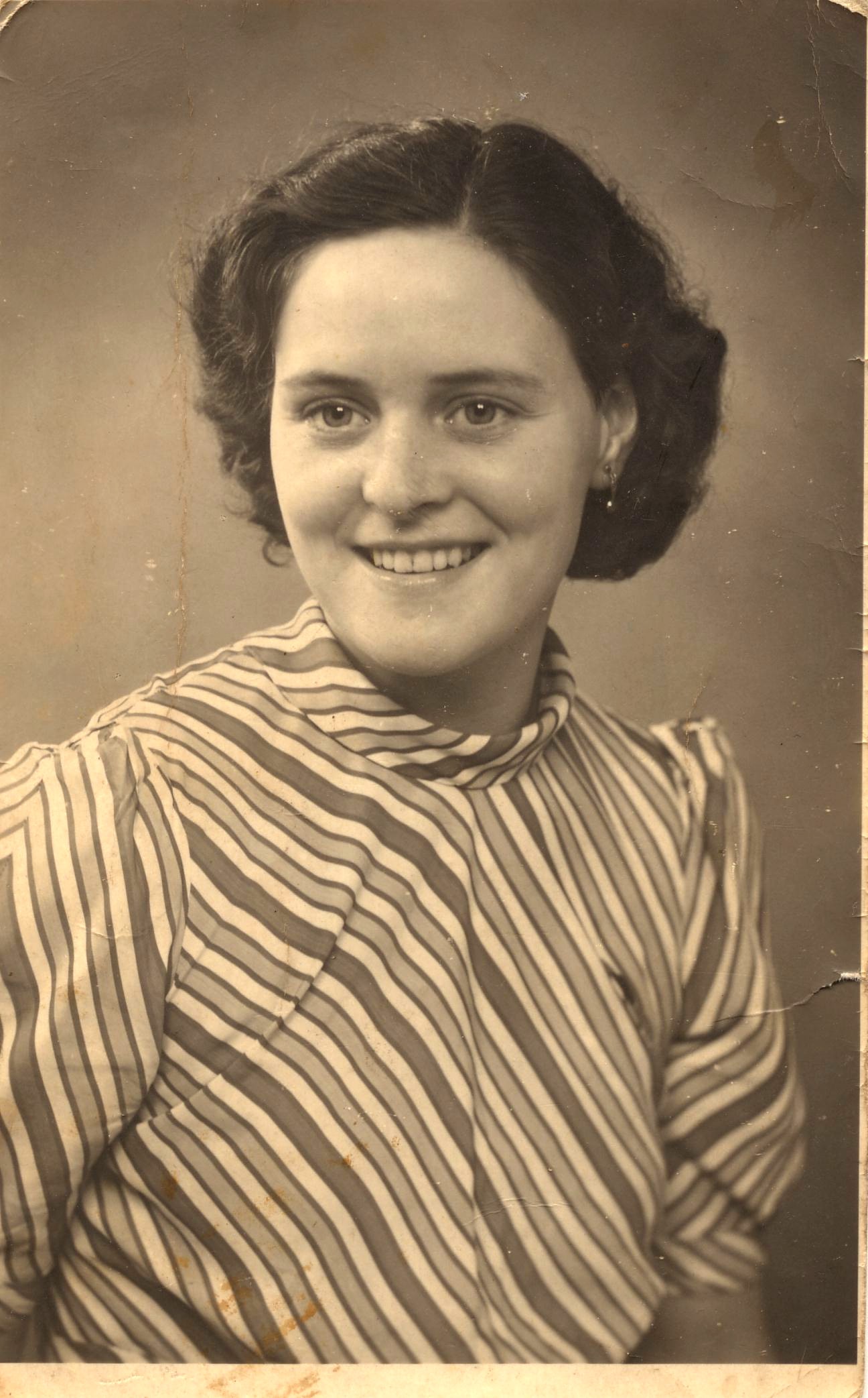 Klik voor foto in apart venster johanna_van_den_broek_1919_hier_18_jaar.jpg