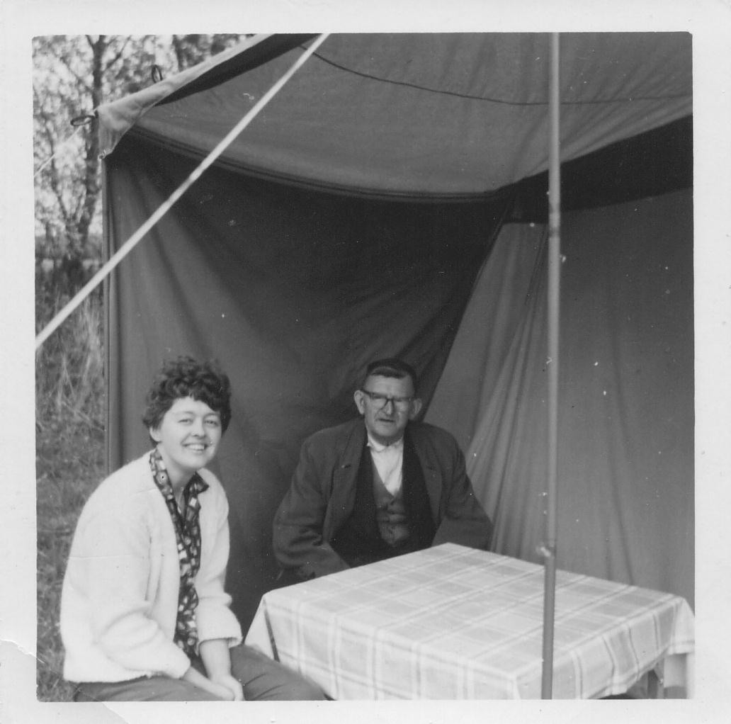 Klik voor foto in apart venster johanna_van_den_broek_met_haar_opa_albert.jpg