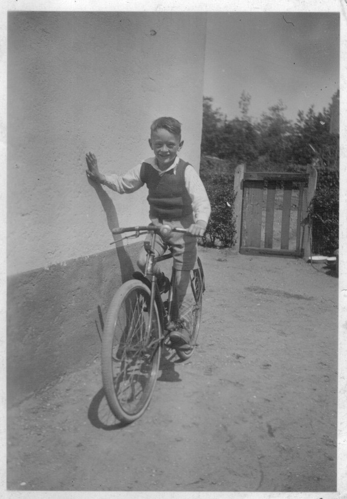 Klik voor foto in apart venster pieter_jelle_van_den_broek_8jaar_op_fiets__gekregen_van_schoonvader_zus_jannie.jpg