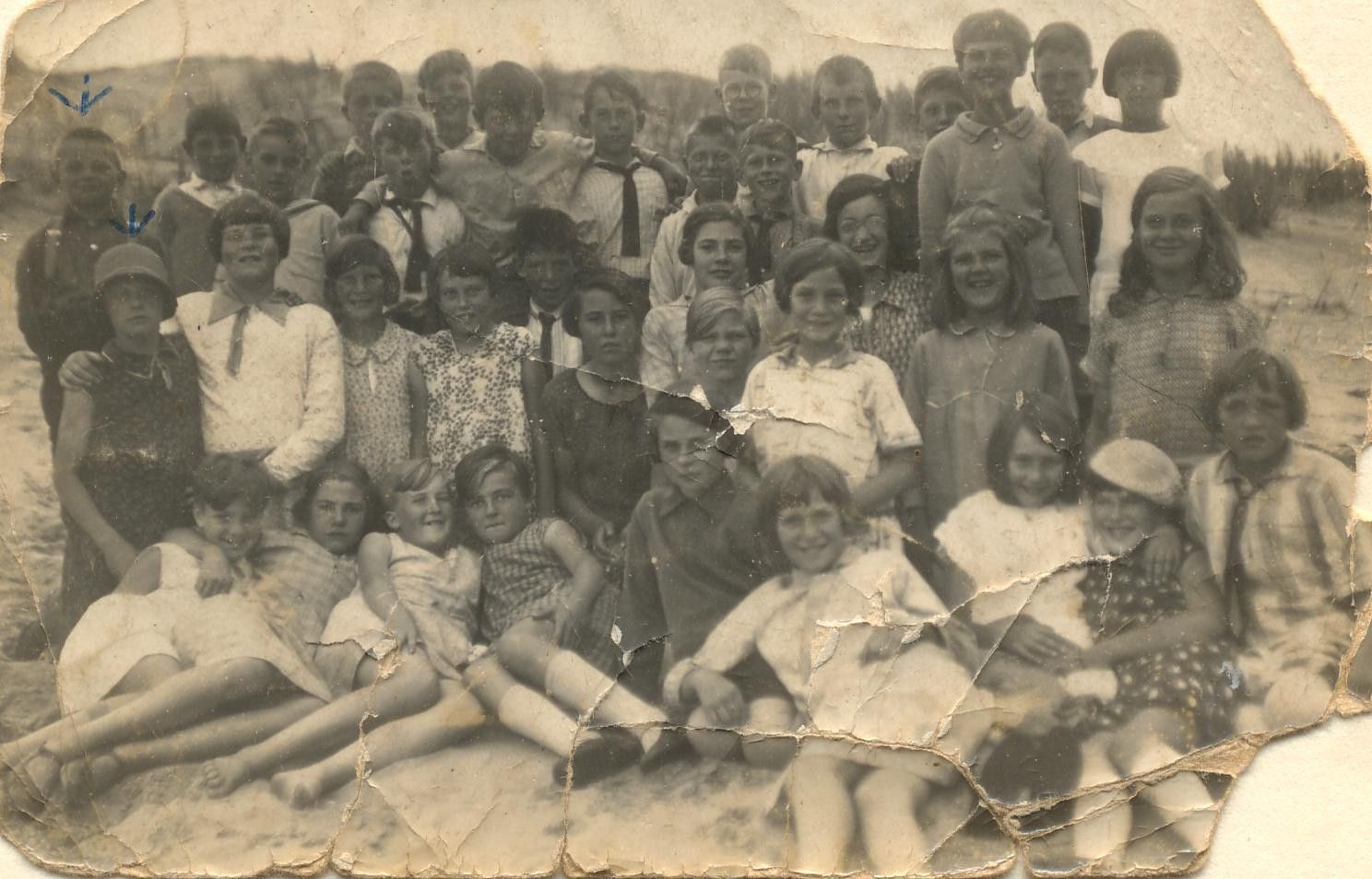 Klik voor foto in apart venster schoolfoto_janny_en_ab_van_den_broek__zie_pijltjes__geb_1919_en_1920.jpg