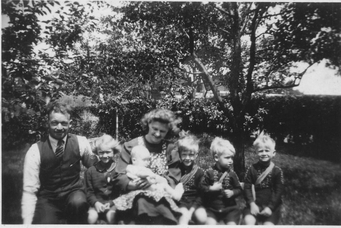 Klik voor foto in apart venster sjaan_vd_b_en_driekus_vd_wardt_met_kinderen.jpg