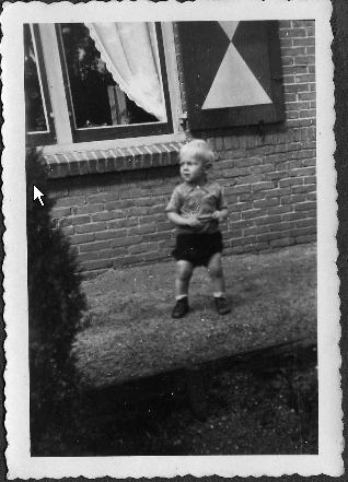 Klik voor foto in apart venster wim_van_den_broek__1935__voor_huis_ferd._huijckl._soest.jpg